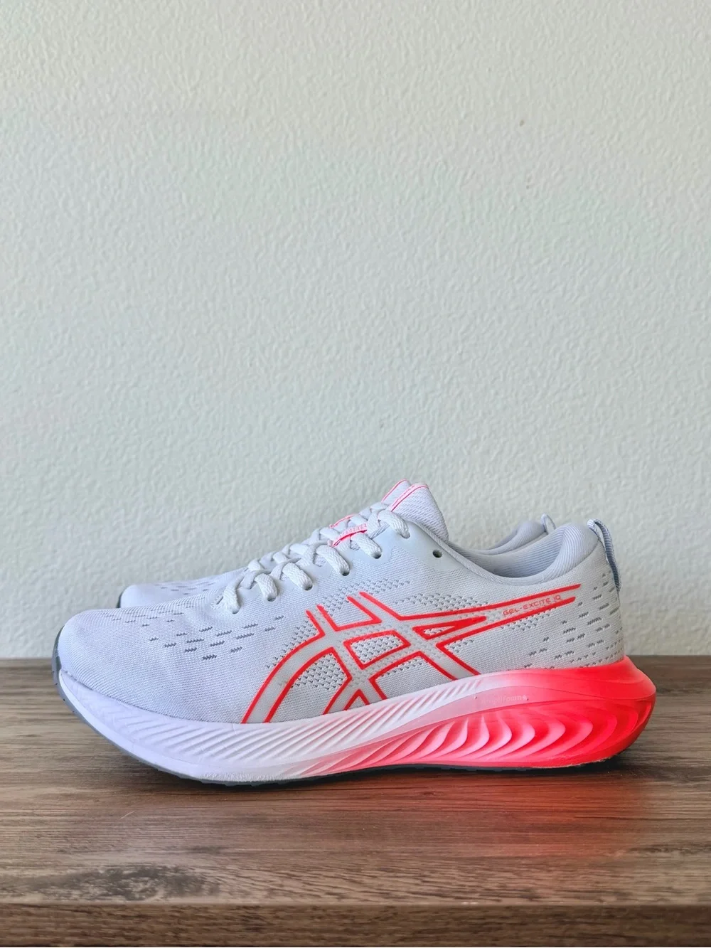 ASICS Gel-Excite 10 Women’s in White/Sunrise Red (Size: 8) EXCELLENT/WORN 2X!!